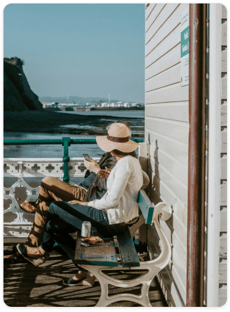 mybestconciergerie - deux voyageurs discutant